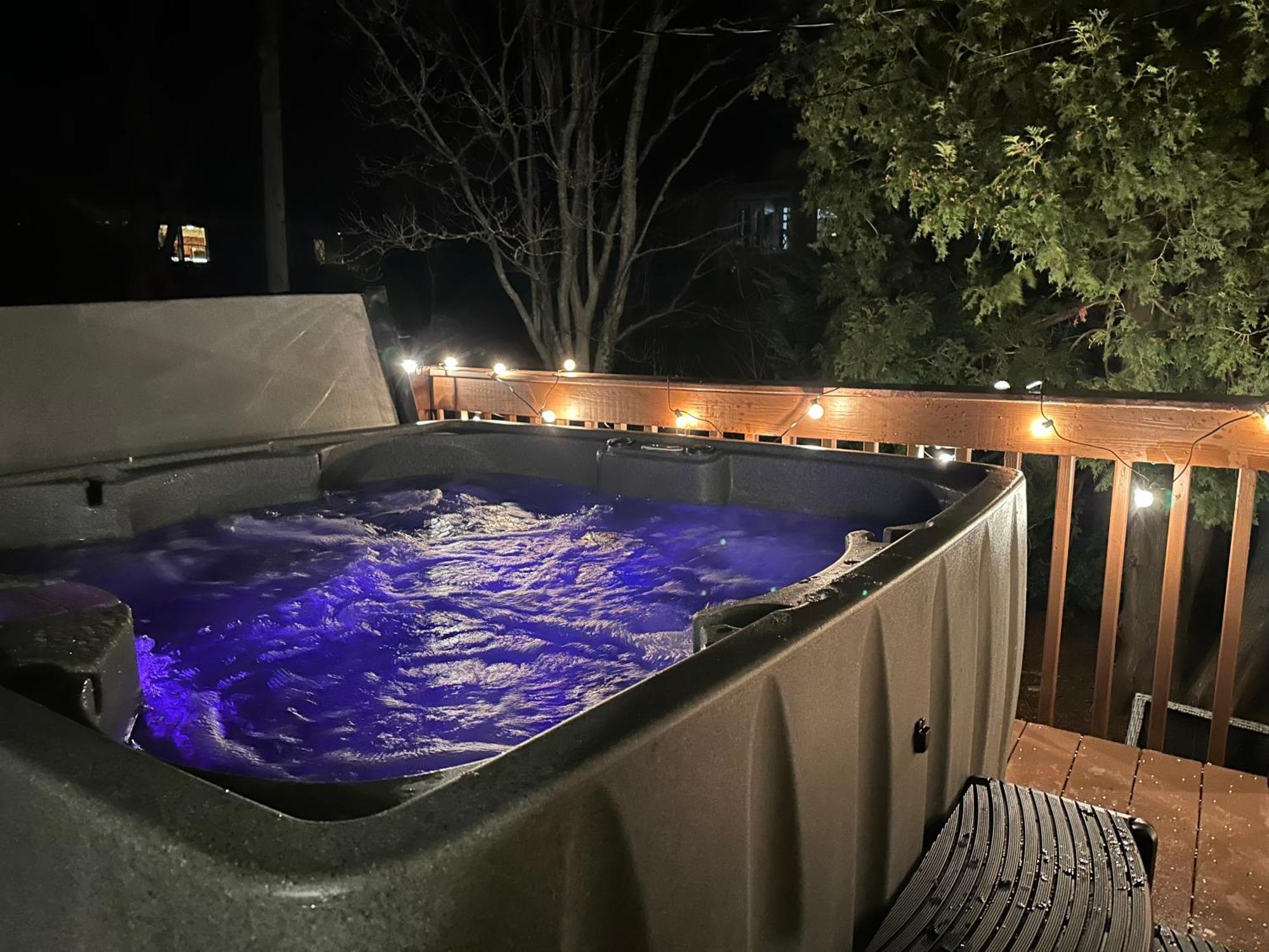 Hot Tub, Electric Bikes, Solo Stove, Projector, Smores 마블헤드 외부 사진