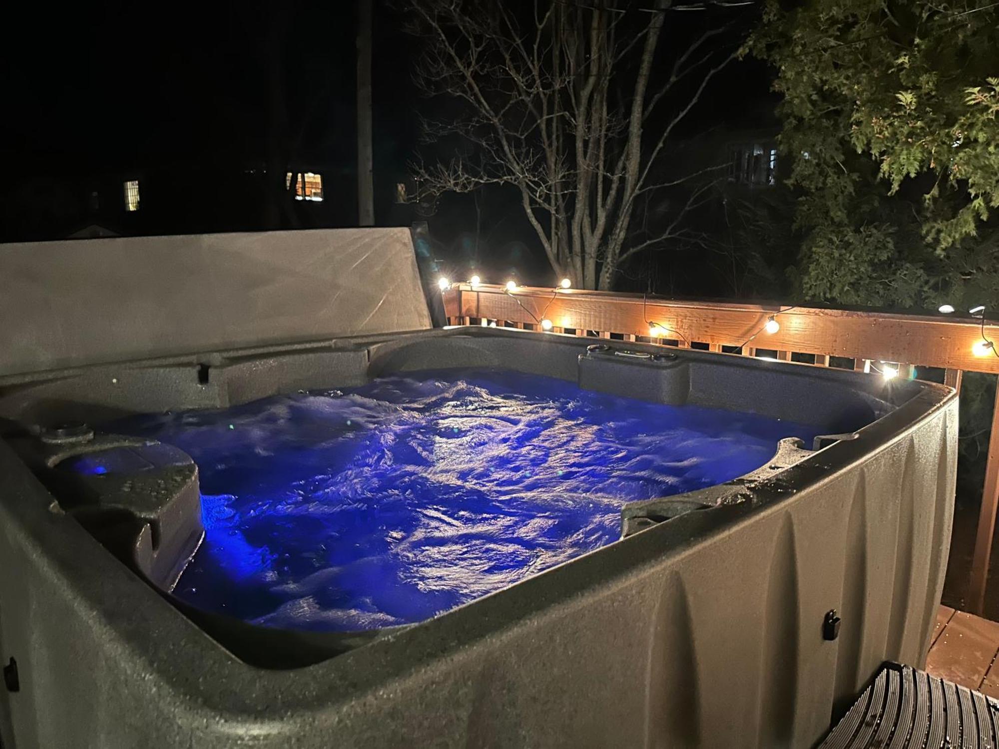 Hot Tub, Electric Bikes, Solo Stove, Projector, Smores 마블헤드 외부 사진